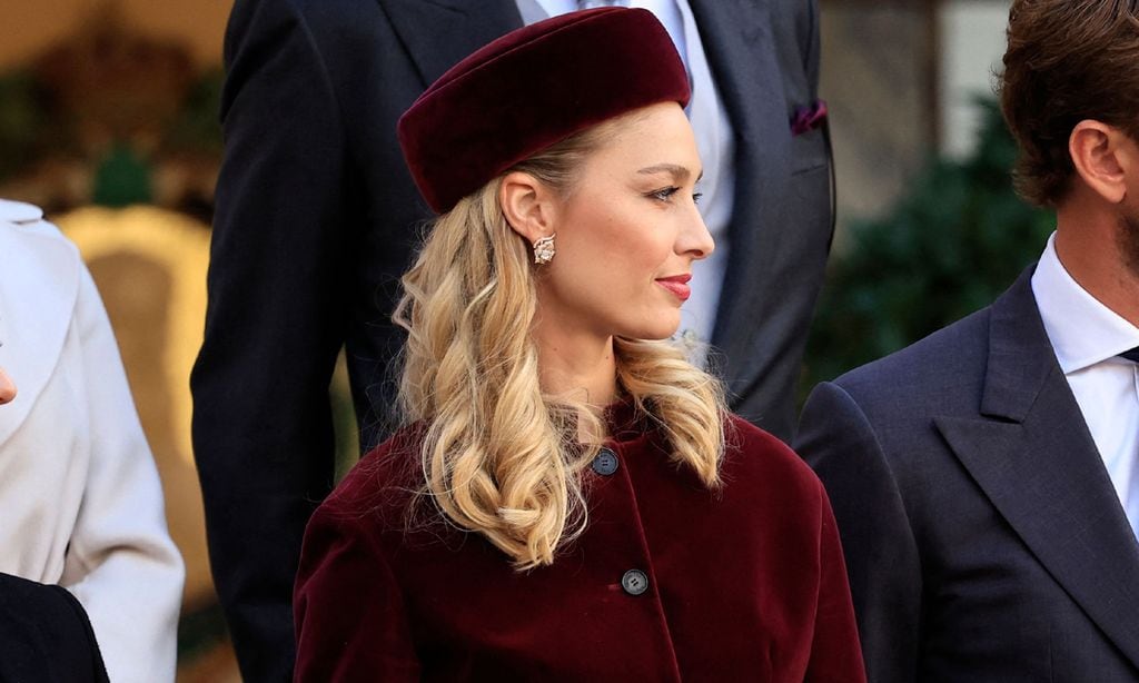 Beatrice Borromeo completa su look de terciopelo con un tocado 'pillbox' y joyas de flores