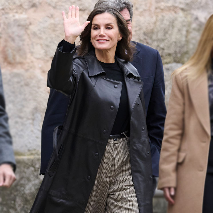 El cambio de estilo de la reina Letizia en La Rioja: abrigo de cuero y mocasines con plataforma