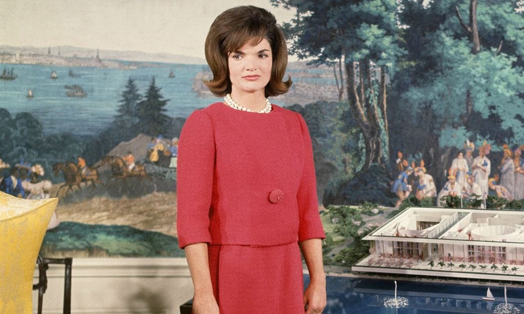 Repasamos los looks más icónicos de Jackie Kennedy y su influencia en el estilo de las 'celebrities' hoy