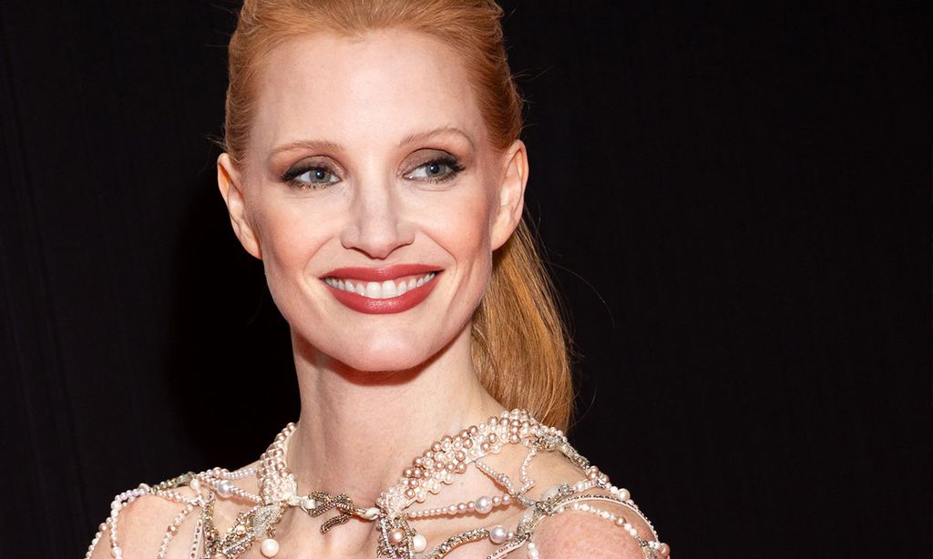 Jessica Chastain inspira con mono y capa joya tus looks de fiesta desde el Festival de Marrakech