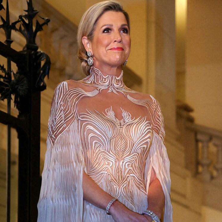 Máxima impacta en París con su look más arriesgado: un vestido transparente de efecto tatuaje