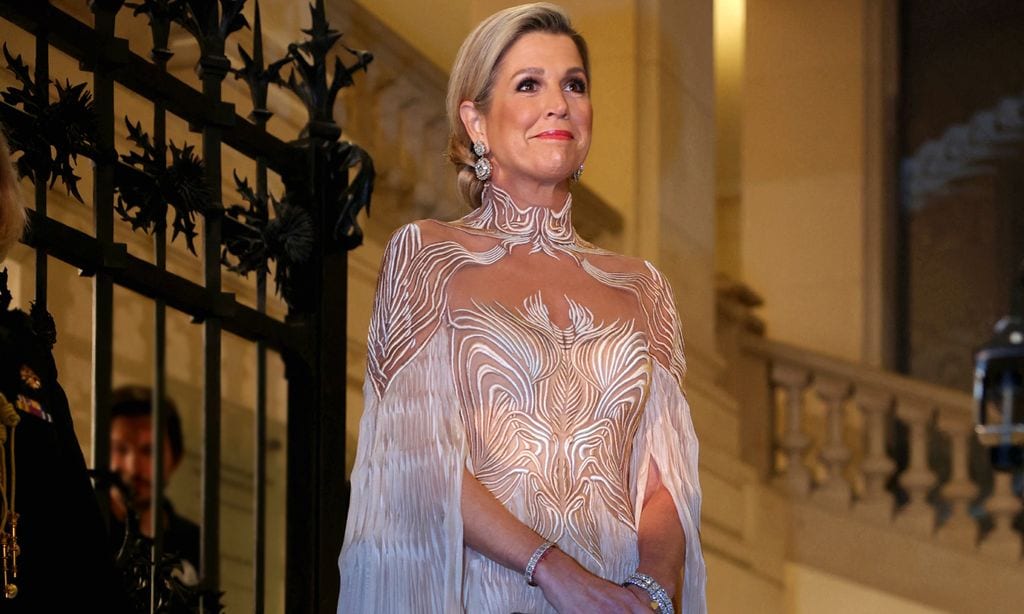 Máxima impacta en París con su look más arriesgado: un vestido transparente de efecto tatuaje