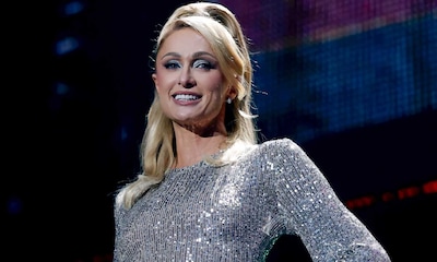 Paris Hilton inaugura la Navidad tras el nacimiento de su segundo bebé con un vestido de estrellas