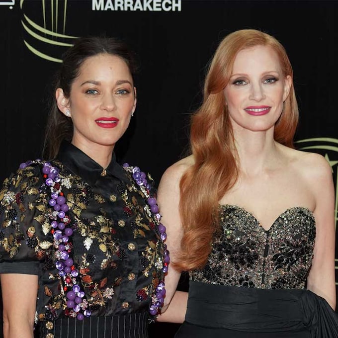 Marion Cotillard y Jessica Chastain deslumbran en el Festival de Cine de Marrakech con el pantalón y top de brillo como protagonistas