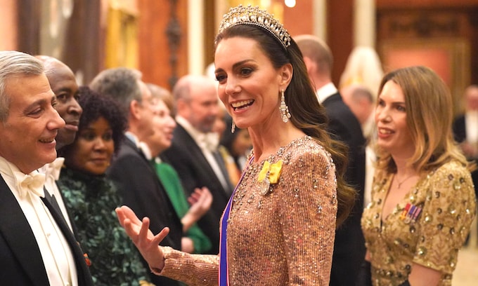 La princesa de Gales deslumbra con un vestido de lentejuelas rosa y joyas de la reina Isabel II
