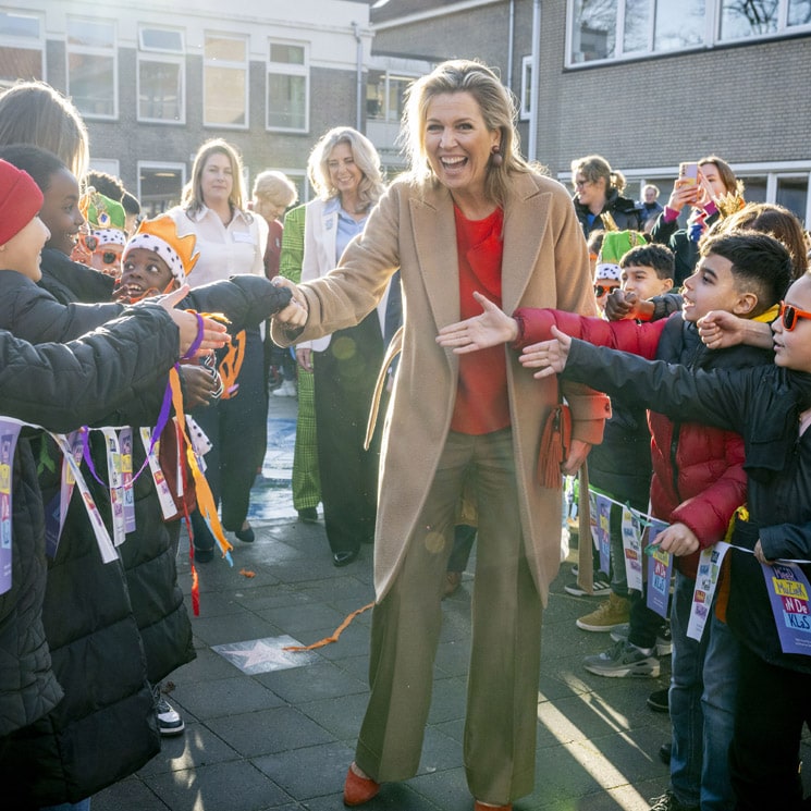 Máxima de Países Bajos se muestra radiante en su cita con la educación infantil y desvela un truco de estilo infalible