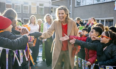 Máxima de Países Bajos se muestra radiante en su cita con la educación infantil y desvela un truco de estilo infalible