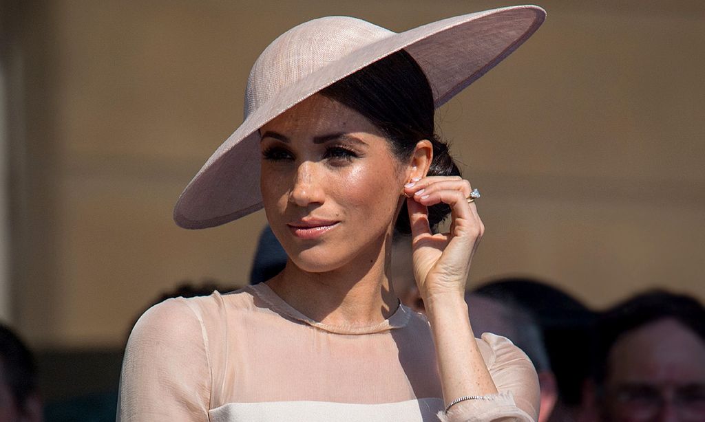 Al detalle, las poderosas joyas con mensaje de Meghan Markle