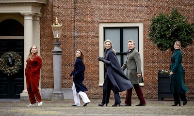 La coordinación de Máxima y sus hijas con unos abrigos de colores y pantalones anchos en La Haya