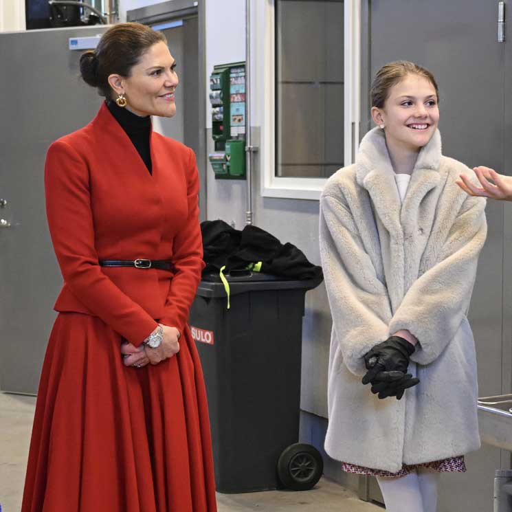 Victoria de Suecia hace un guiño a su hija Estelle al lucir una réplica de su abrigo favorito