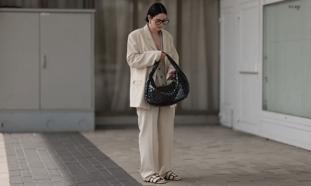 Bolsos ‘Mary Poppins’, la tendencia práctica que adelantan las pasarelas y conquistó a Hailey Bieber