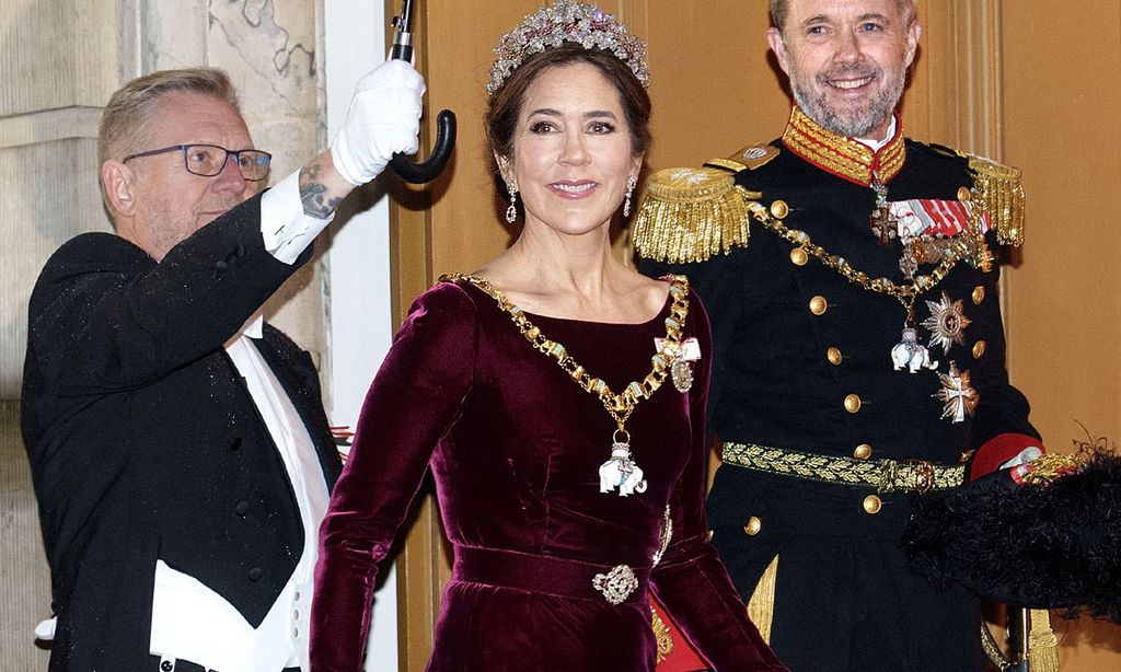 El look de Mary de Dinamarca días antes de convertirse en reina: vestido de terciopelo y tiara de grosellas
