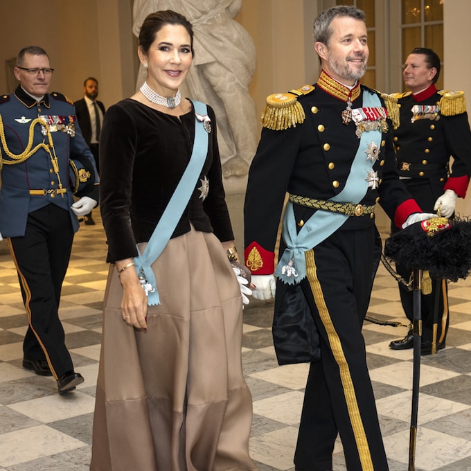 Mary de Dinamarca juega a los contrastes con una gargantilla de perlas y zapatos de leopardo a diez días de ser reina