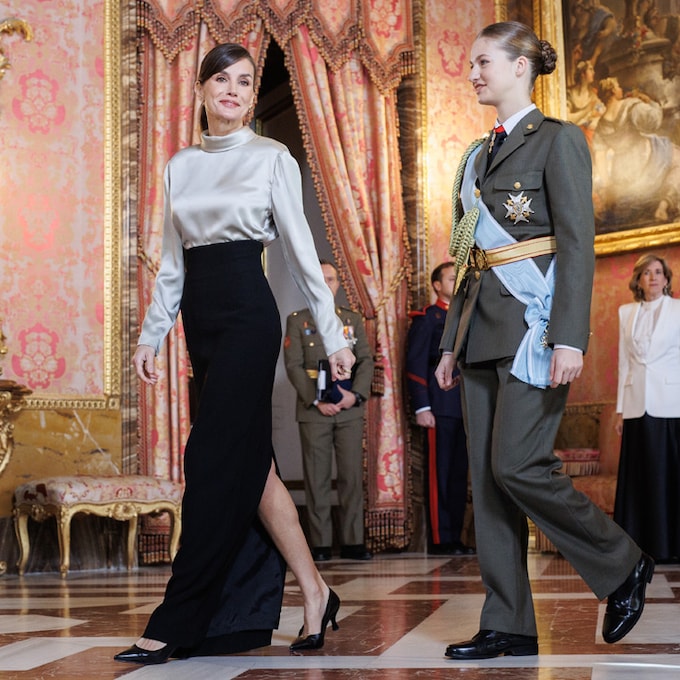 La reina Letizia inaugura su agenda de 2024 con una clásica blusa cisne y misteriosos pendientes 'vintage'