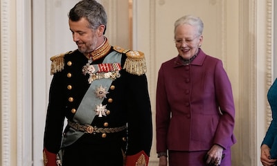 La vibrante imagen de Margarita de Dinamarca con traje magenta y pendientes de rubíes en su abdicación