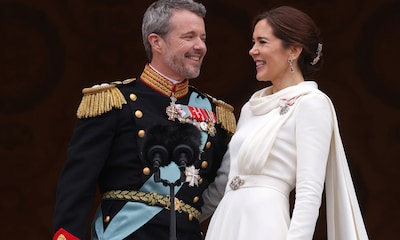 El primer look de Mary de Dinamarca como reina: deslumbra de blanco y con joyas históricas