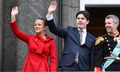Isabella de Dinamarca rinde homenaje a su abuela Margarita con un abrigo rojo y el broche de su confirmación