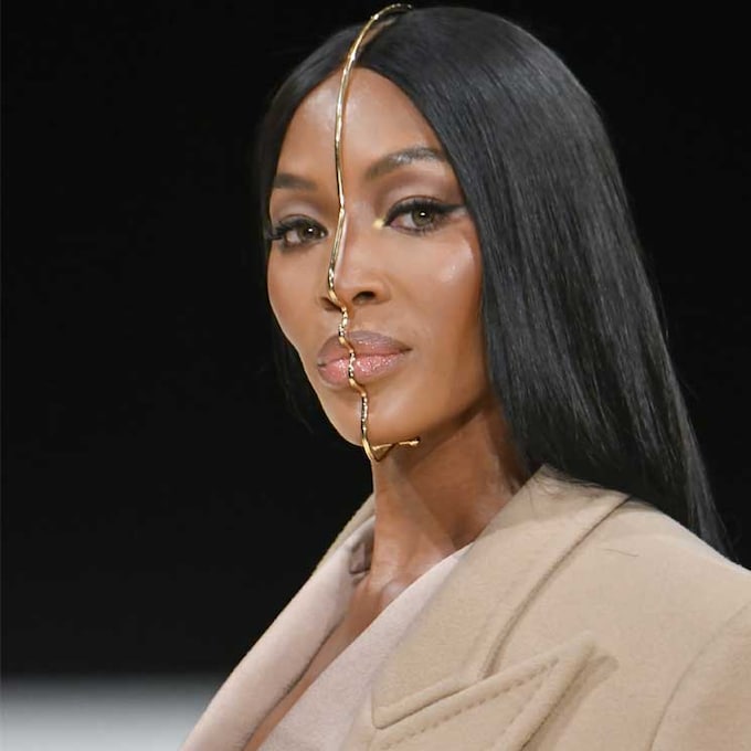 Naomi Campbell vuelve a subirse a la pasarela de la Semana de la Moda de París en el desfile más esperado