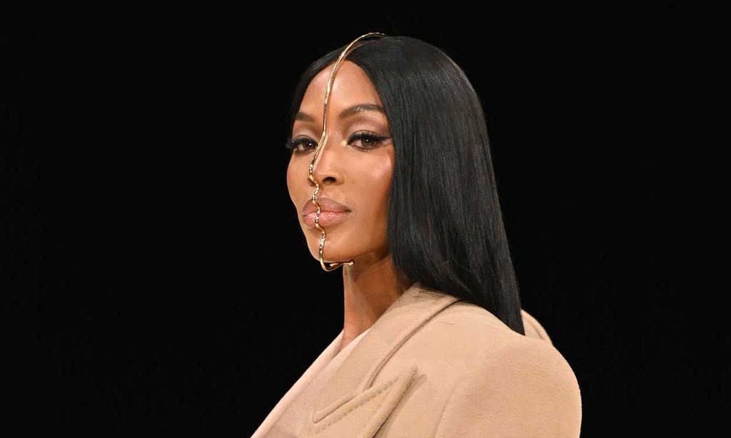 Naomi Campbell vuelve a subirse a la pasarela de la Semana de la Moda de París en el desfile más esperado