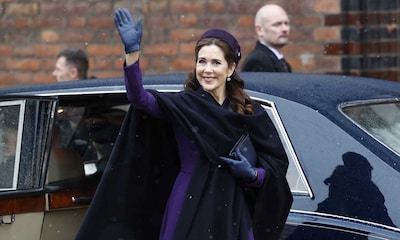 Mary de Dinamarca deslumbra desafiando a la nieve con el mismo vestido púrpura que llevó en la coronación de Carlos III