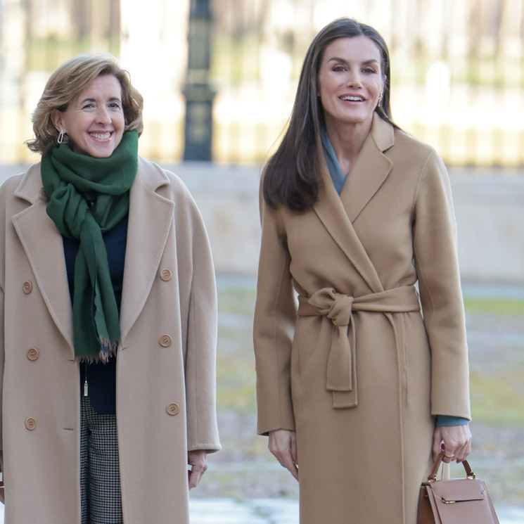 Comodidad y elegancia para la reina Letizia con el abrigo batín que marca cintura y nuevos tacones bajos