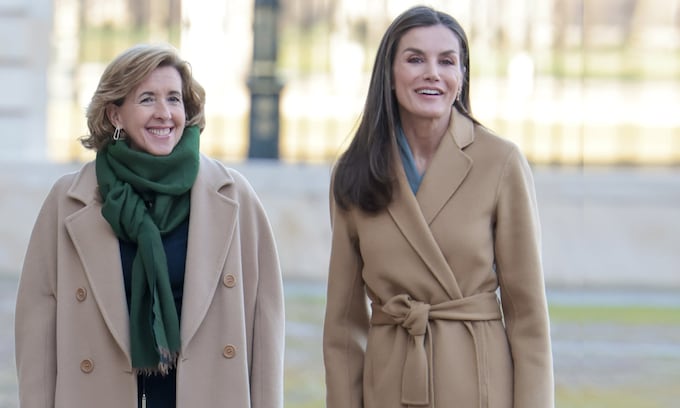 La reina Letizia apuesta en Aranjuez por un abrigo batín y el tacón más bajo