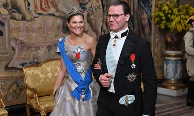 Victoria de Suecia y la reina Letizia, dos 'royals' que apuestan por vestidos de gala de marcas asequibles