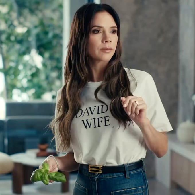 ¿Qué se esconde tras las camisetas con eslogan como la viral de Victoria Beckham?