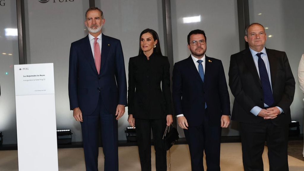 El homenaje de la reina Letizia en Barcelona con un traje brocado y espectaculares pendientes de jazmín