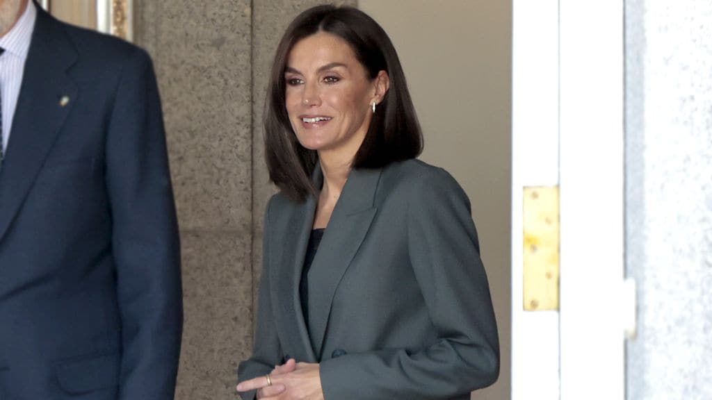 La reina Letizia acompaña su nueva imagen con un traje sastre de corte clásico y top lencero