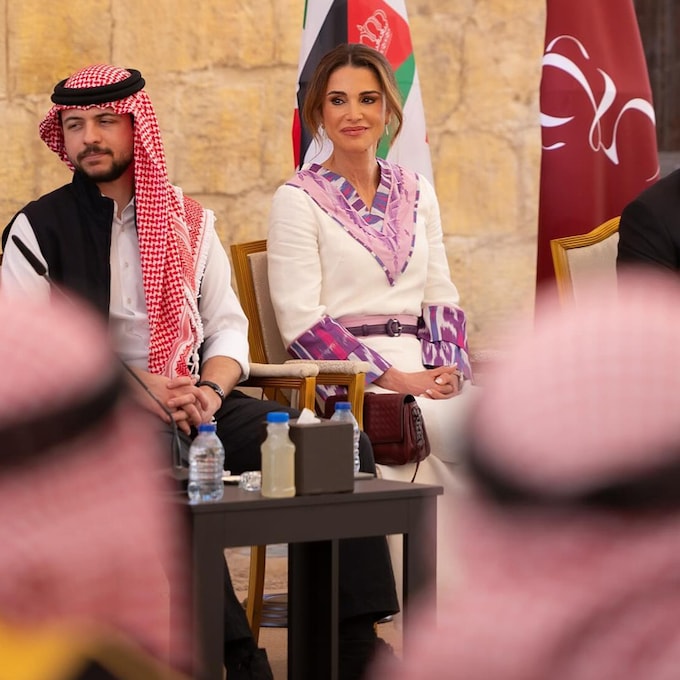 Rania de Jordania, radiante con un vestido étnico y elegantes salones transparentes en Áqaba