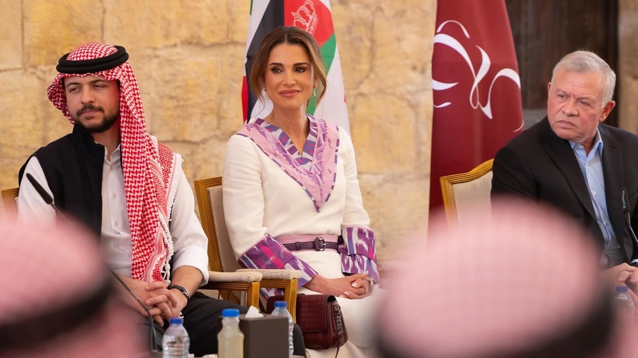 Rania de Jordania, radiante con un vestido étnico y elegantes salones transparentes en Áqaba