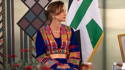 Rania de Jordania estrena el vestido de 'la novia del norte' con pendientes geométricos en Irbid