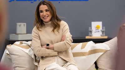 Rania de Jordania, la más original con jersey XXL, pantalones super anchos y botines 'Intrecciato'