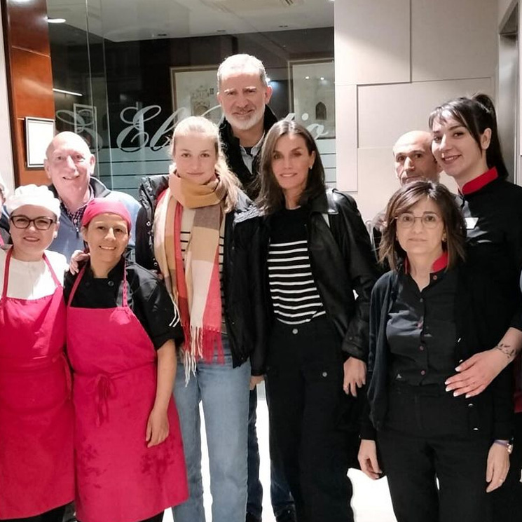 La reina Letizia y la princesa Leonor, coordinadas con jerséis marineros y guiño a la infanta Sofía