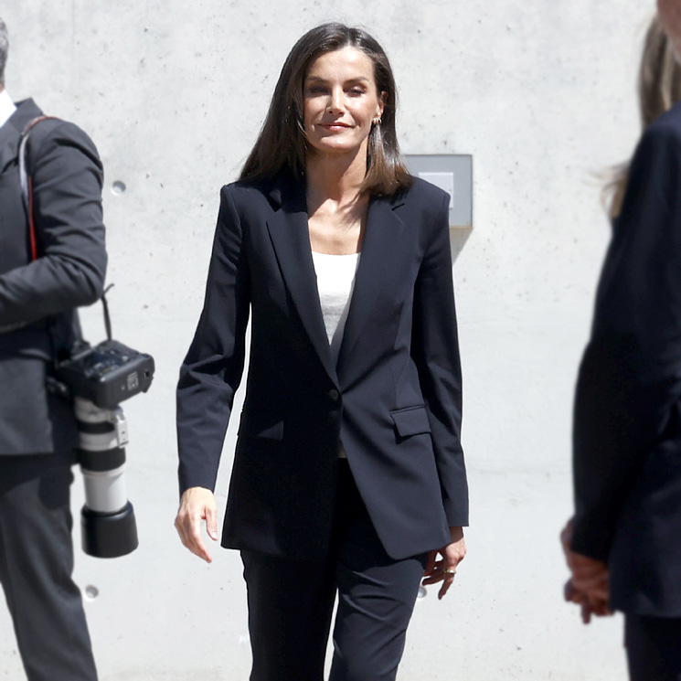 La reina Letizia confía en un traje y originales zapatos españoles para viajar a Países Bajos