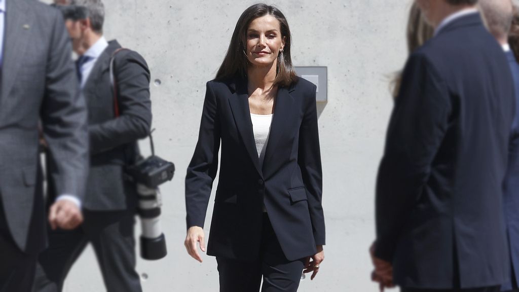 La reina Letizia confía en un traje y originales zapatos españoles para viajar a Países Bajos