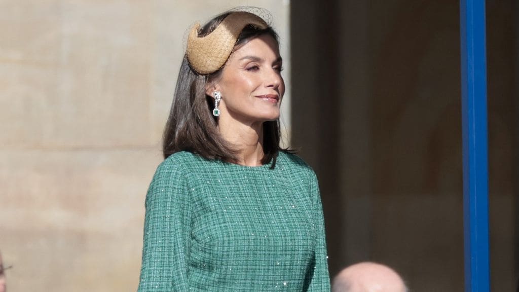 La reina Letizia sorprende con un innovador tocado, vestido con brillos y pendientes de doña Sofía