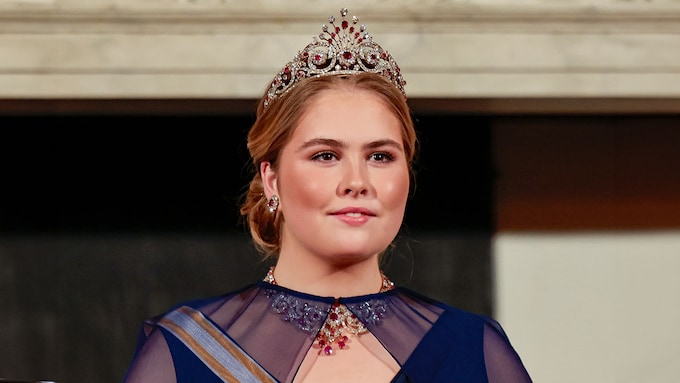 Amalia de Holanda debuta ante los reyes de España con capa y un histórico collar de rubíes