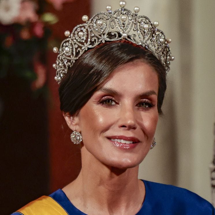 La reina Letizia, fabulosa con su look de gala en Ámsterdam: un nuevo vestido español y la tiara rusa