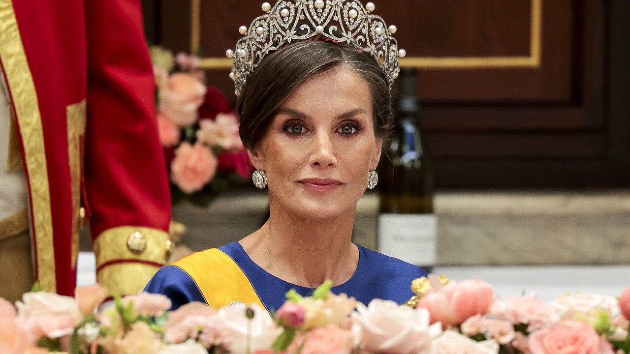 Analizamos los seis looks de la reina Letizia en su viaje a Países Bajos: estrenos y joyas históricas