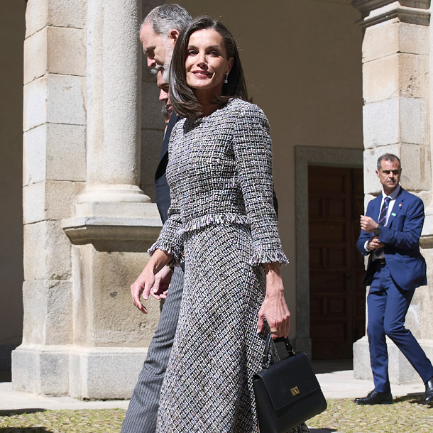 La reina Letizia estrena el vestido de 'tweed' desflecado perfecto para las invitadas más clásicas