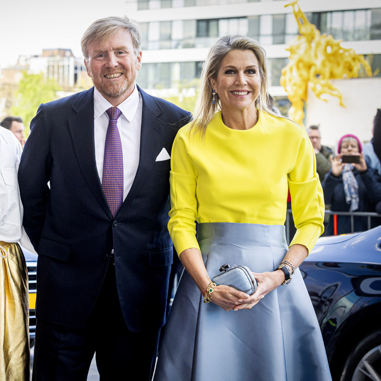 Máxima brilla con una vibrante camiseta unisex y bolso de mano 'roto' para ir de concierto