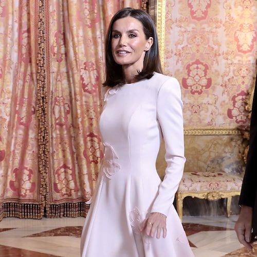 La reina Letizia da una nueva vida a su vestido español con flores 3D que fascinó en Suecia