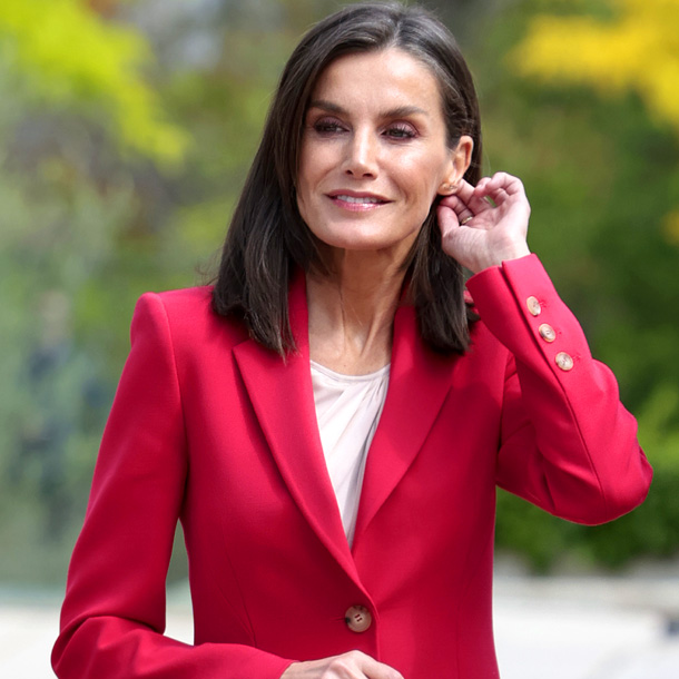 La reina Letizia estrena joyas con su look de trabajo preferido de traje rojo y tacones super anchos