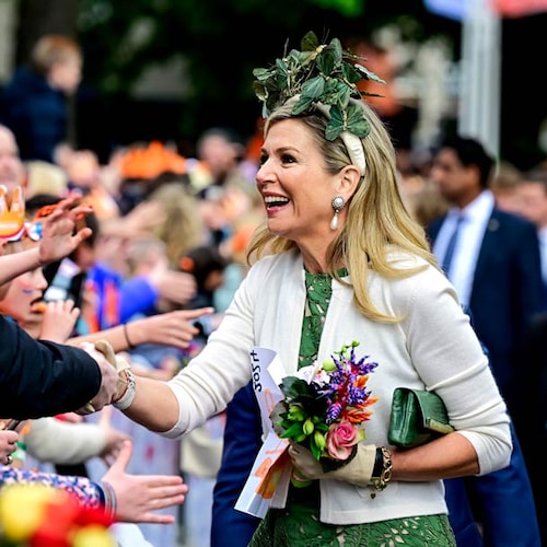 Máxima de Países Bajos sorprende con un vestido verde bosque y tocado de mariposas en el Día del Rey