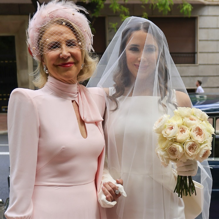 El look de madrina de la madre de Eugenia Gil Muñoz: vestido 'retro' y el tocado más especial de la boda