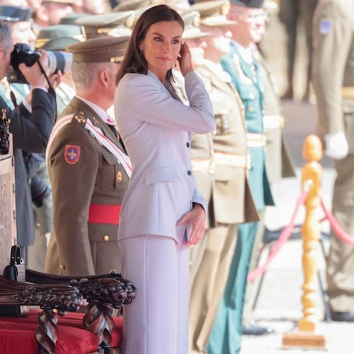 La reina Letizia, pura elegancia en Zaragoza con un nuevo traje azul cielo y pendientes de zafiros