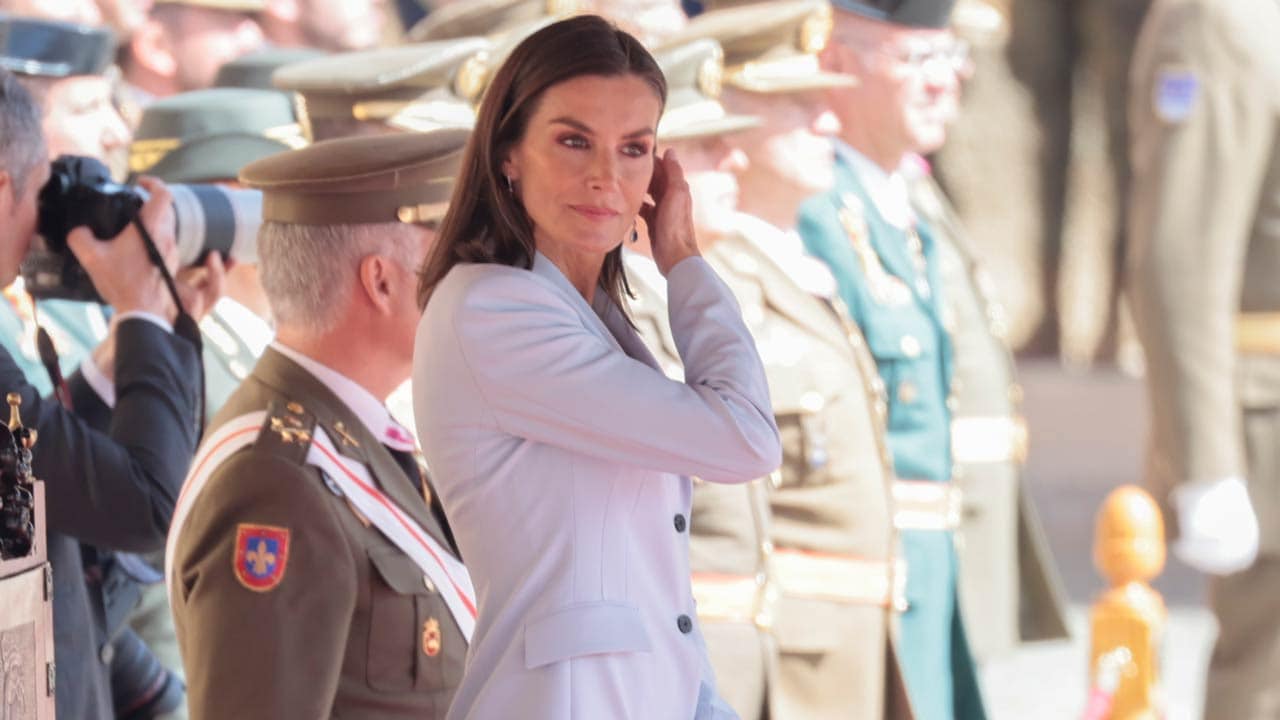 La reina Letizia apuesta en Zaragoza por un elegante y discreto traje sastre blanco
