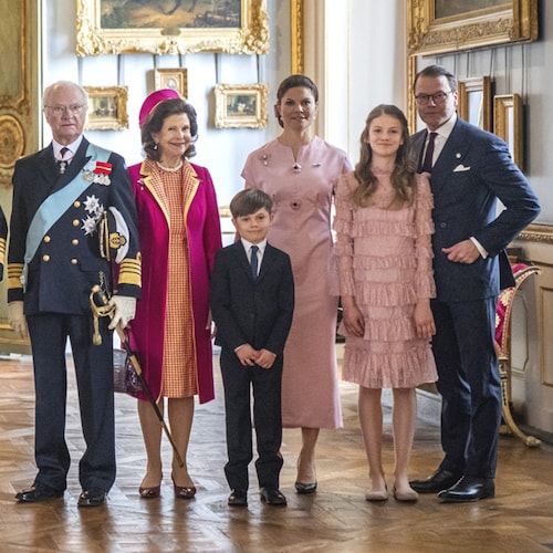 Tres generaciones de 'royals' se visten de rosa: los looks de Silvia, Victoria y Estelle de Suecia